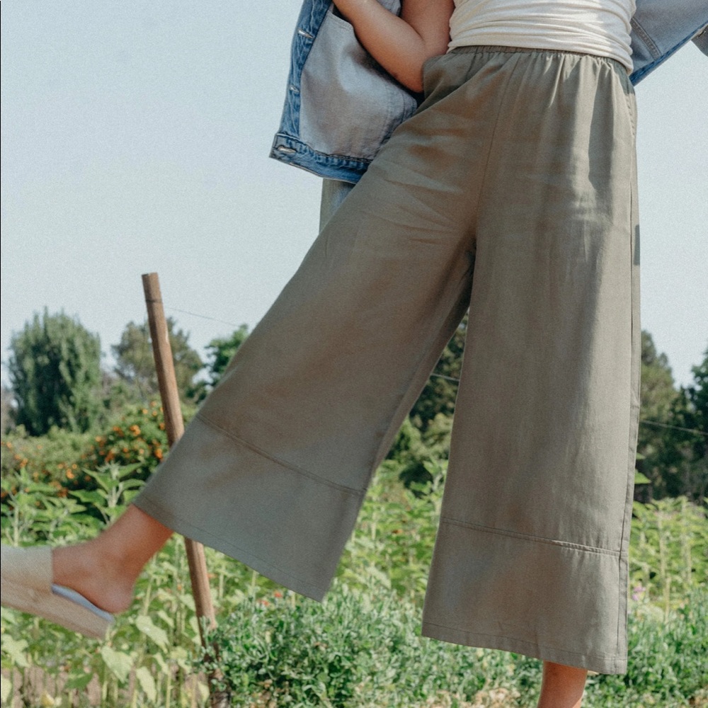 Carly Jean Los Angeles/CJLA Hayes olive green wide leg pants, size S